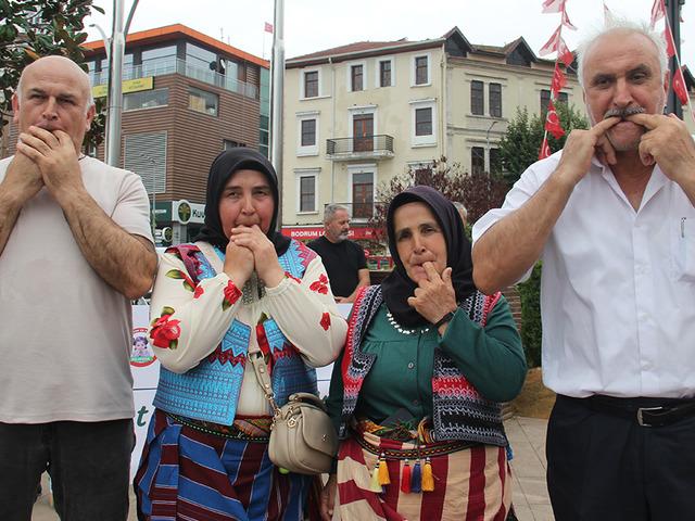 Sıra dışı bir dil! Meydanda toplanıp şakır şakır &ouml;tt&uuml;ler  