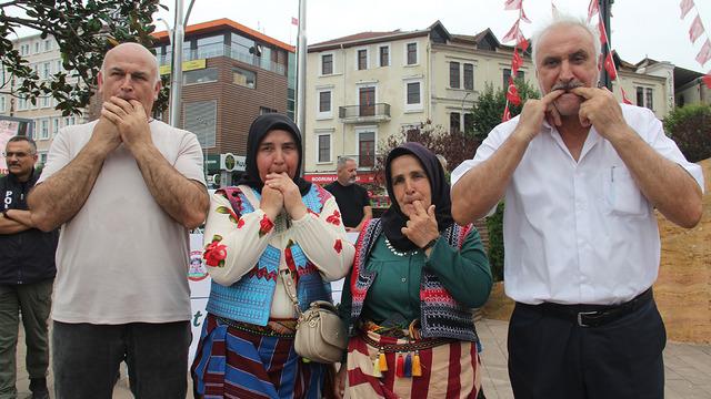 Görenler ne olduğunu anlayamadı! Meydanda toplanıp şakır şakır öttüler  