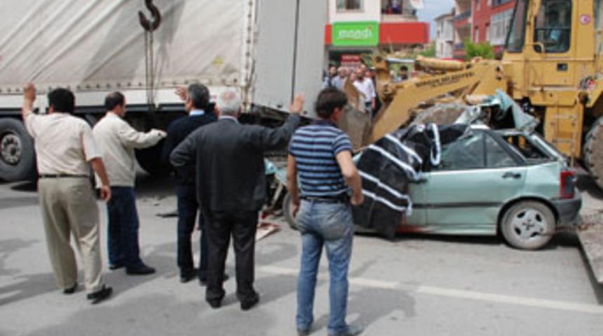 Otomobil TIR'ın altına girdi: 2 &ouml;l&uuml;