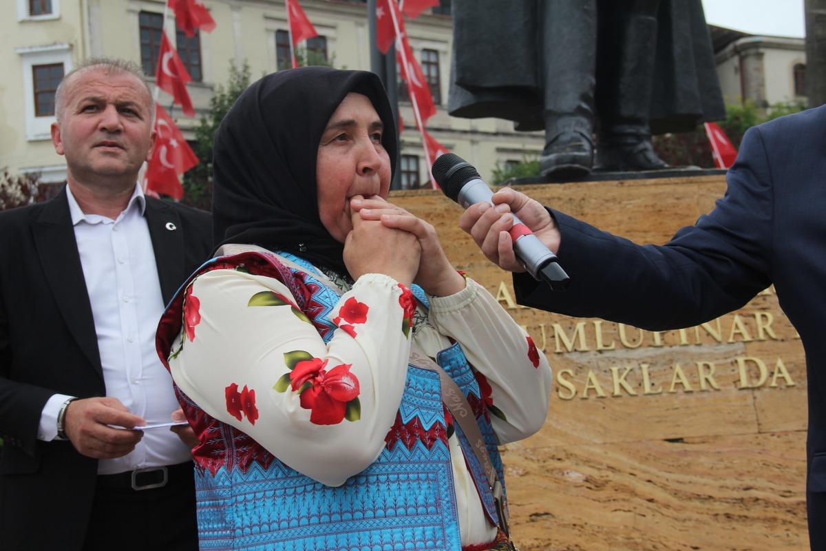Görenler ne olduğunu anlayamadı! Meydanda toplanıp şakır şakır öttüler 1