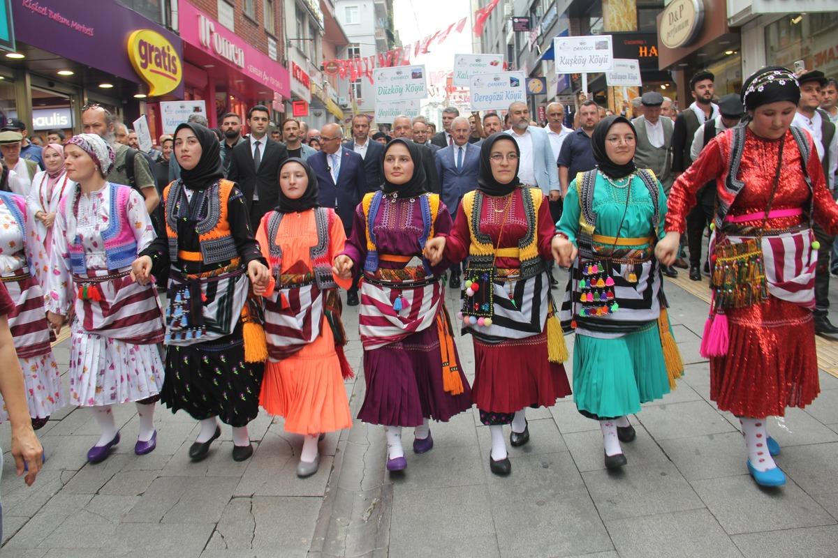 Görenler ne olduğunu anlayamadı! Meydanda toplanıp şakır şakır öttüler 2