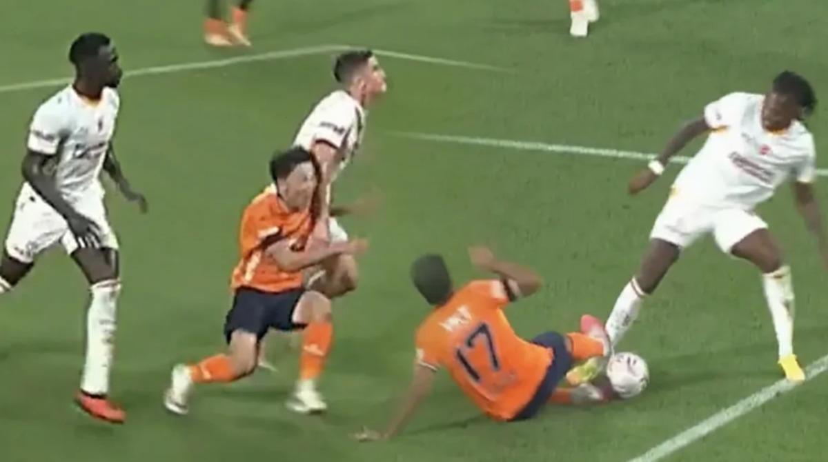 Başakşehir-Galatasaray maçına hakem kararları damga vurmuştu! Trio ekibi yorumladı: Devam ettirilmeliydi... 2