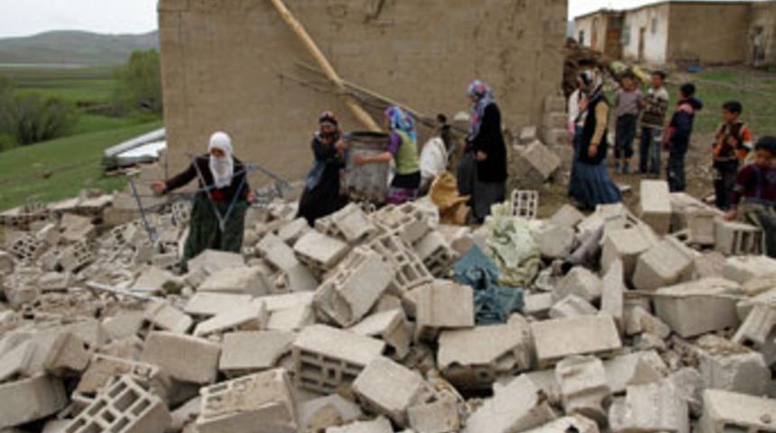 Van'da hortum evleri yıktı