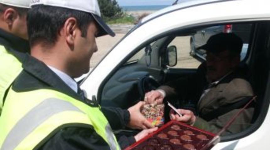 Trafik polisleri ceza yerine &ccedil;ikolata verdi