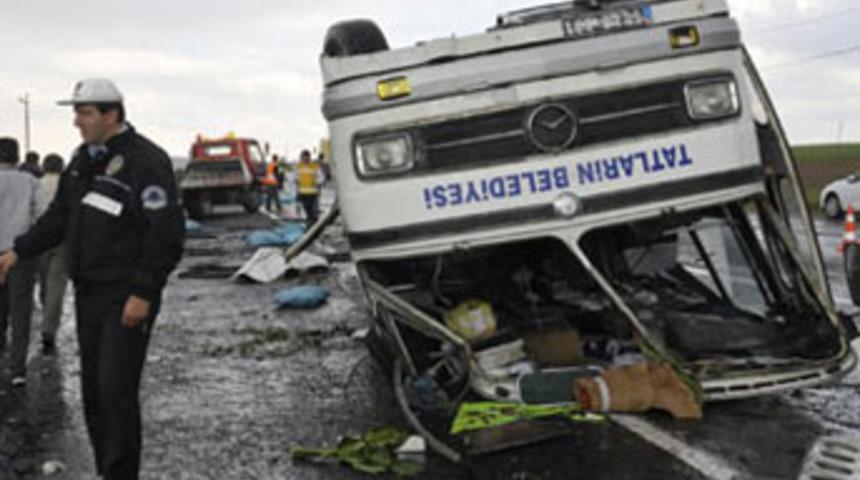 Yolcu otob&uuml;s&uuml; devrildi &ouml;l&uuml; ve yaralılar var