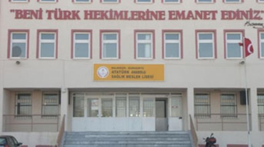 Türbanlı öğrencinin başını duvara vurdu mu?