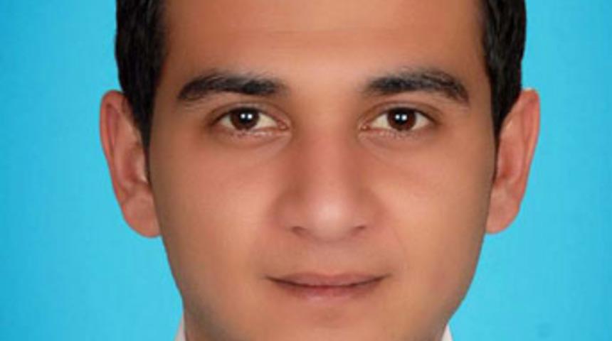 Düğün davetiyesini dağıtıyordu