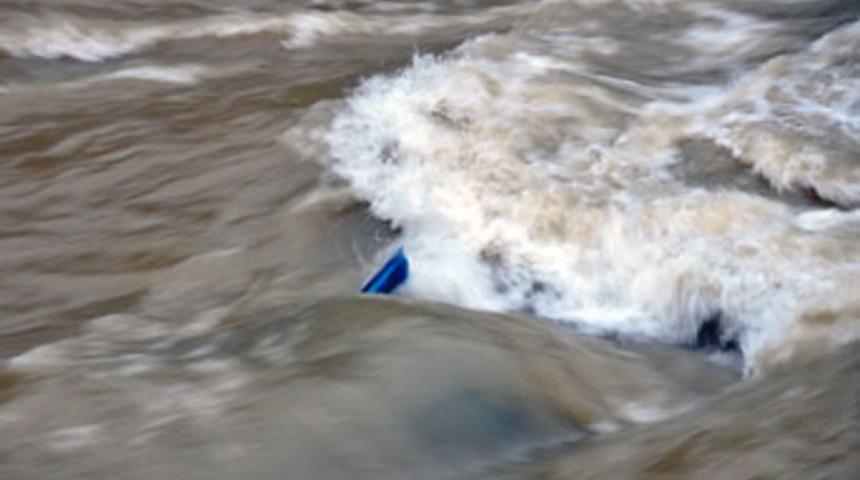 Otomobil Harşit Çayı'na uçtu