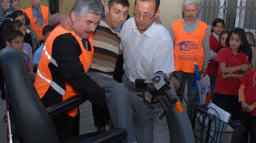 Engelli kardeşlerin akülü araba sevinci