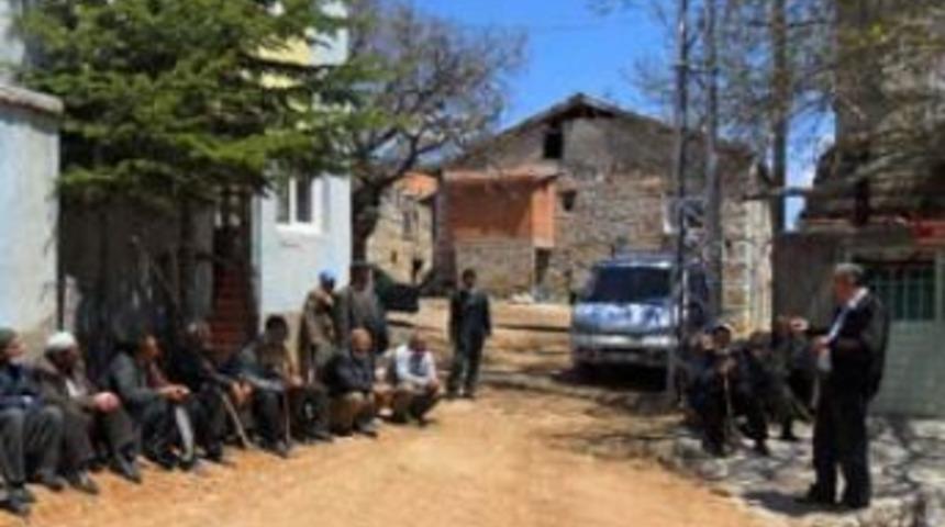 Köylü katırlarla çiftçiliğe geri döndü!