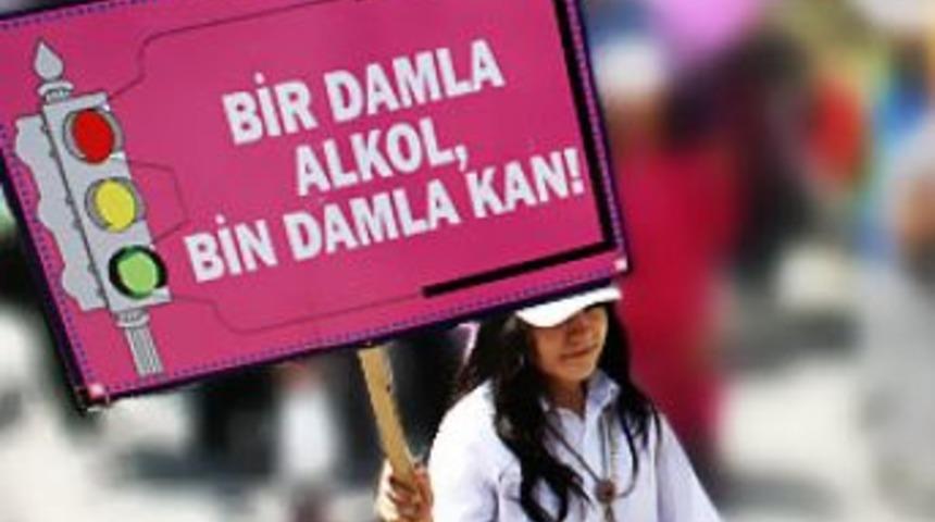 Karaman'da trafikte saygı y&uuml;r&uuml;y&uuml;ş&uuml; yapıldı