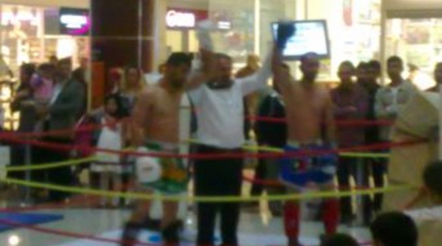 Alışveriş merkezinde tekmeler konuştu