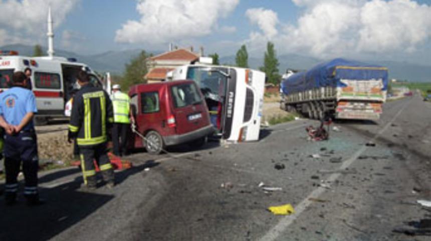 Akşehir'de zincirleme kaza; 1 &ouml;l&uuml; 9 yaralı