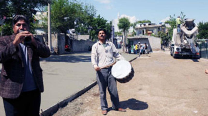 Mahalleli yeni yollarını davullu zurnalı açtı