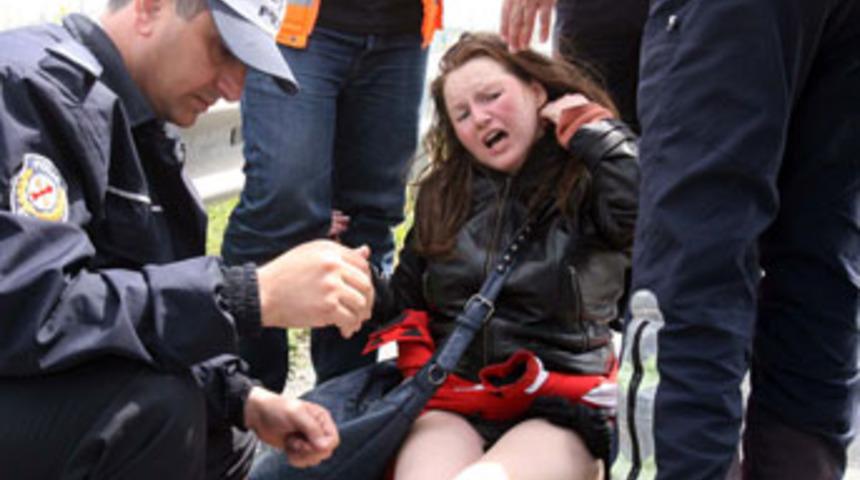 Rus kadını otomobilden attılar