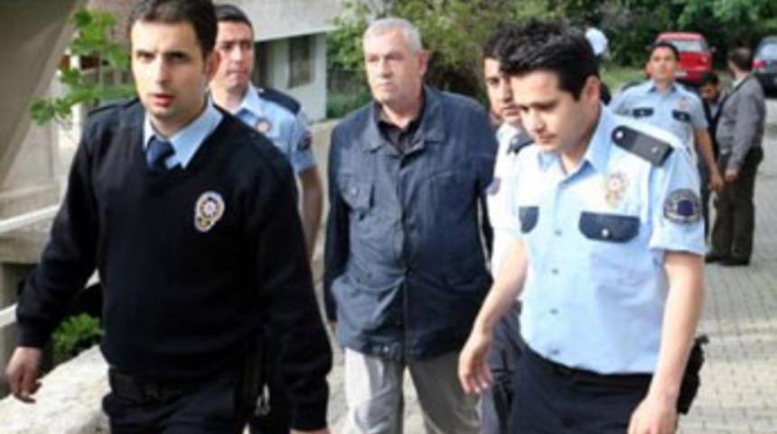 Bozuk kapıya sinirlendi, yöneticiyi vurdu