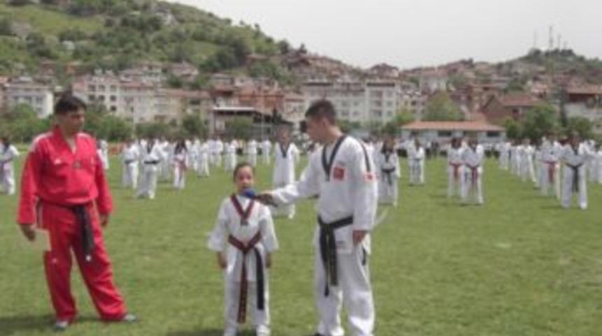 Minik y&uuml;rek haykırdı, g&ouml;z&uuml;n&uuml;z&uuml; oyarım