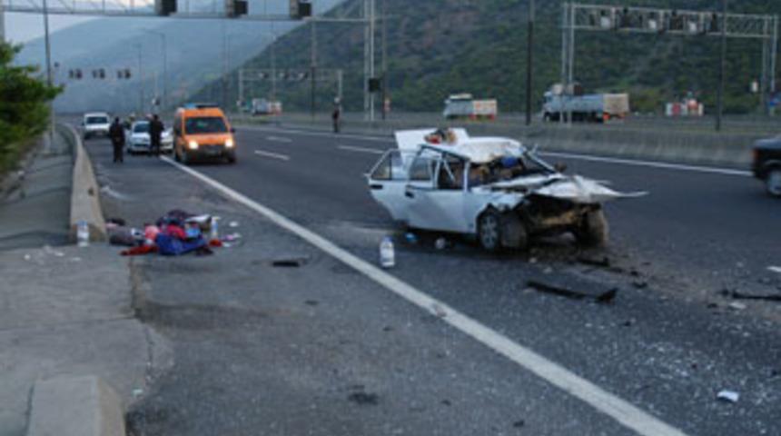 Otomobil kamyona &ccedil;arptı: 7 ağır yaralı var