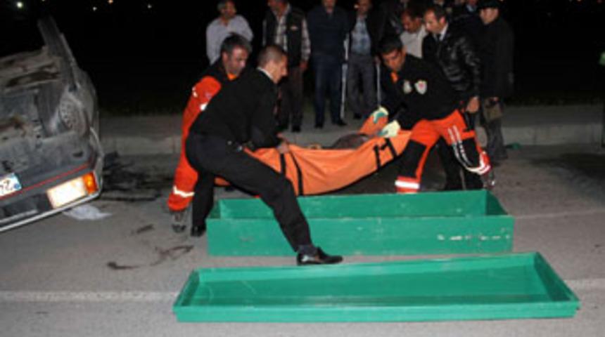 Trafik kazası: 1 &ouml;l&uuml;, 2 yaralı