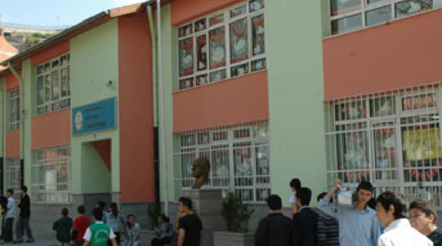 Sınıfın penceresinden d&uuml;şt&uuml;