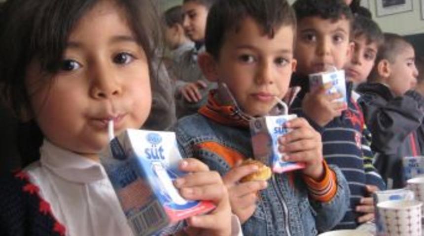 &Ouml;ğrencilere s&uuml;t ve kek dağıtıldı