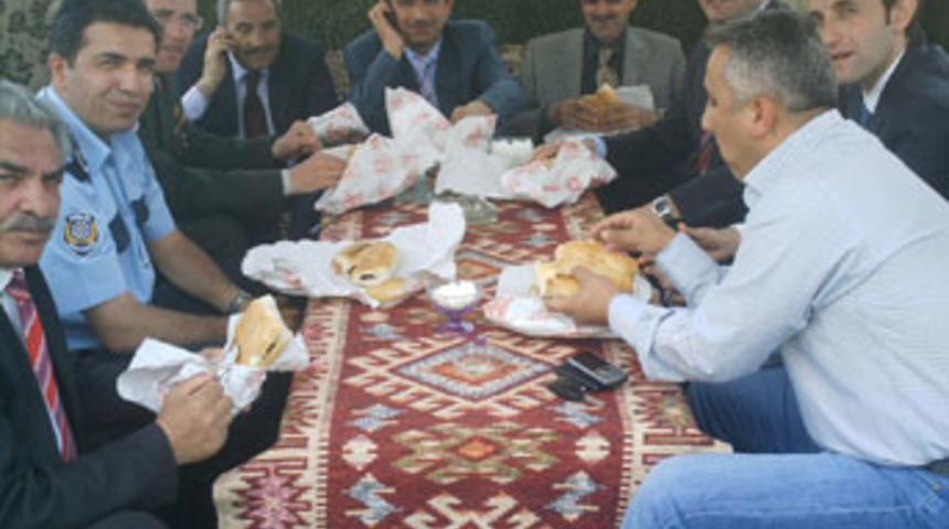 Kaymakam&rsquo;dan balık ekmek ikramı