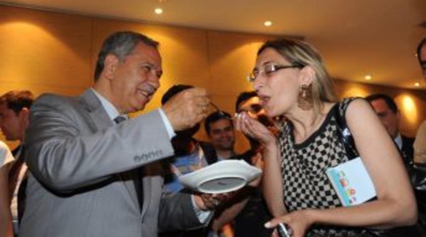 B&uuml;lent Arın&ccedil;'a, gazetecilerden doğum g&uuml;n&uuml; s&uuml;rprizi