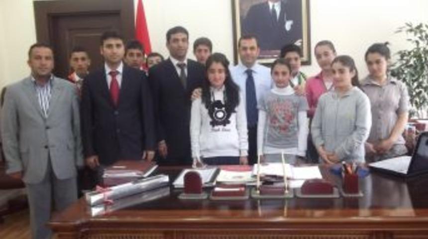 &Ouml;ğretmen ve &ouml;ğrenciler Vali'i ziyaret etti