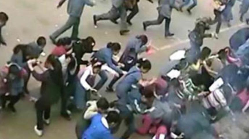 &Ouml;ğrencilere havai fişek atan kişi yakalandı