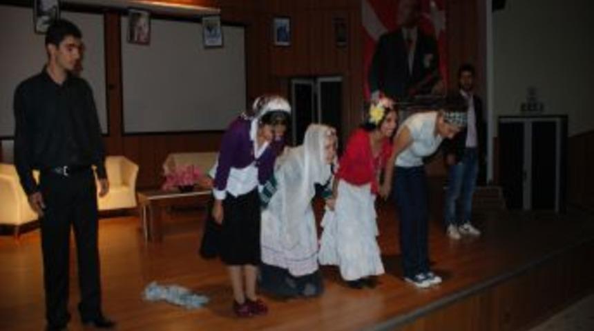 Liseli &ouml;ğrenciler, kadına uygulanan şiddete tiyatroyla dikkat &ccedil;ekti