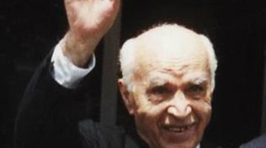 İzzet Baysal'a saygı y&uuml;r&uuml;y&uuml;ş&uuml;