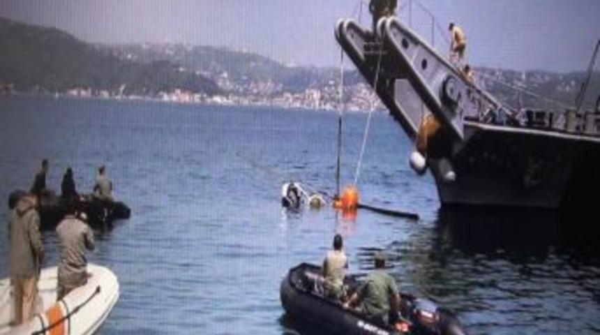 Denize d&uuml;şen helikopter askeri geminin vinciyle &ccedil;ıkarıldı