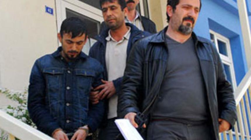 Evsahibi hırsızı uyurken yakaladı