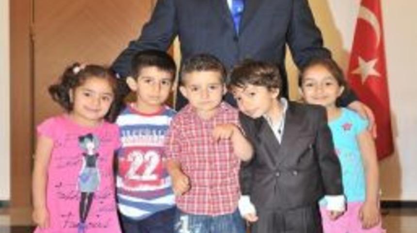 Minik &ouml;ğrenciler Vali Cerrah&rsquo;ı ziyaret etti