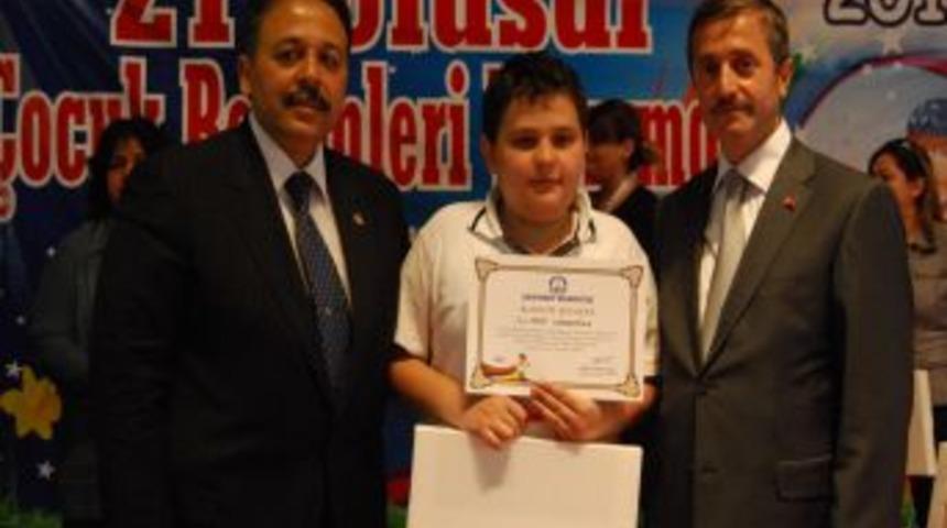 Hayalindeki d&uuml;nyayı resmeden &ccedil;ocuklar &ouml;d&uuml;llendirildi