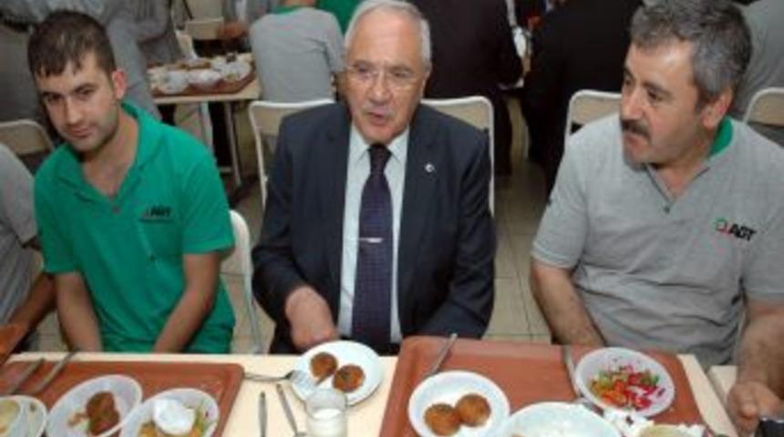 Bakan G&ouml;n&uuml;l, Antalya OSB&rsquo;yi ziyaret etti, iş&ccedil;ilerle yemek yedi