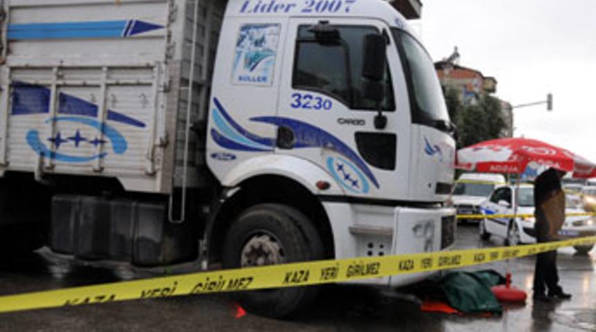 Camiye giderken kazada &ouml;ld&uuml;