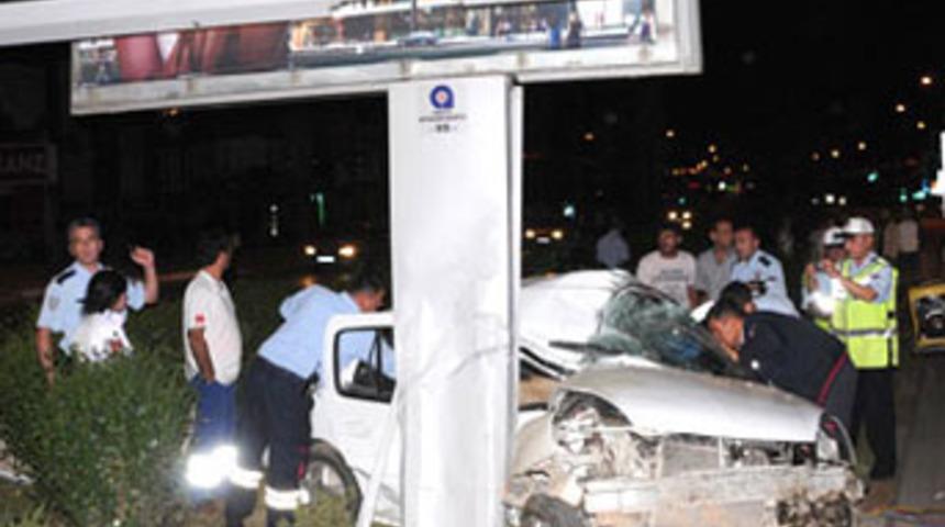 Otomobil, reklam panosuna çarptı