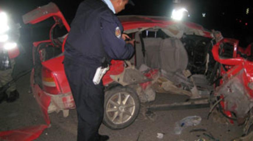 Otomobil bariyerlere çarptı; 2 ölü