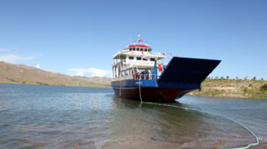 &Ccedil;emişgezek feribotu suya indirildi