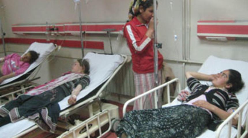 İş&ccedil;i taşıyan kamyon devrildi: 22 yaralı