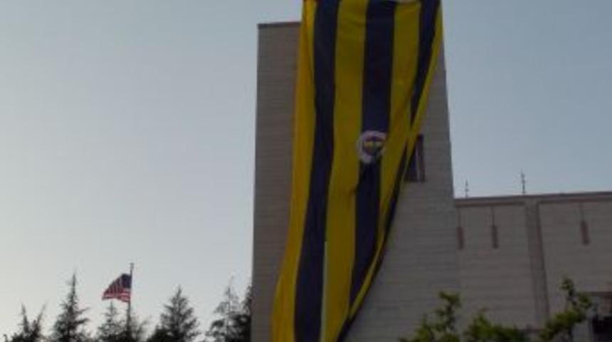 ABD Konsolosluğu&rsquo;nda Fenerbah&ccedil;e bayrağı
