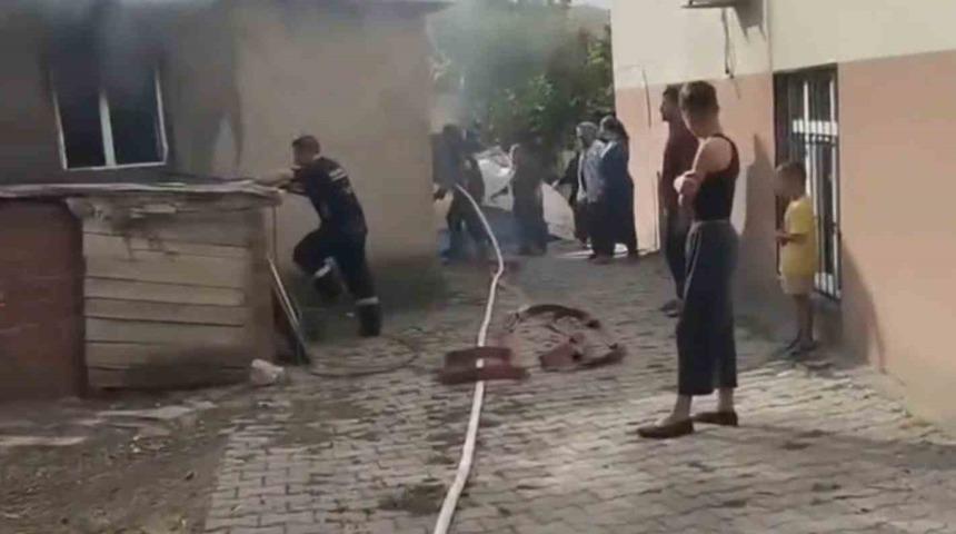 Elazığ&rsquo;da odunluk ve kilerde yangın