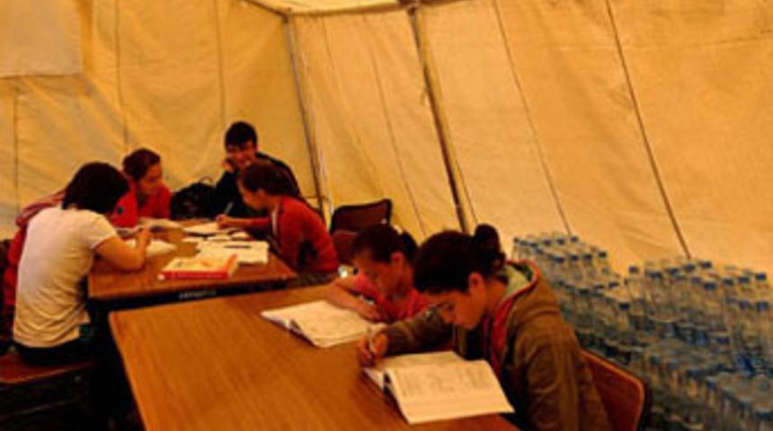 Deprem &ouml;ğrencileri de vurdu