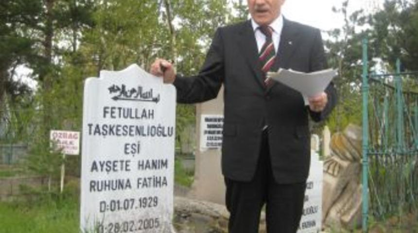 Babasının Yassıada'dan yazdığı mektubu, annesinin kabri başında okudu