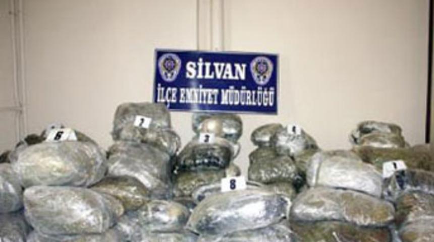 Diyarbakır'da 955 kilo esrar ele ge&ccedil;irildi
