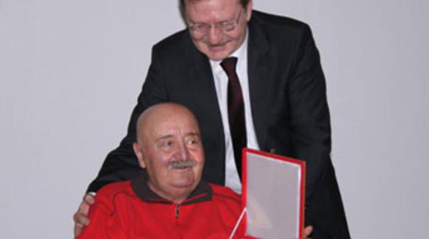 Hababam sınıfının m&uuml;fettişine onur &ouml;d&uuml;l&uuml;