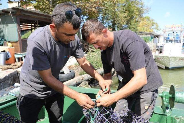Sezonla birlikte çileleri de başladı: Nehir ağzındaki sığlaşma balıkçılara zor günler yaşatıyor 6