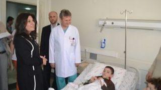 Nimet Çubukçu hastalara moral verdi.