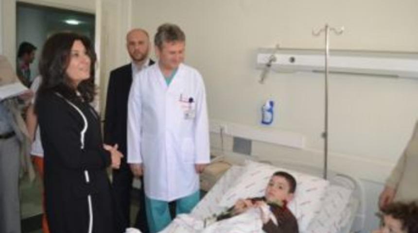 Nimet Çubukçu hastalara moral verdi.